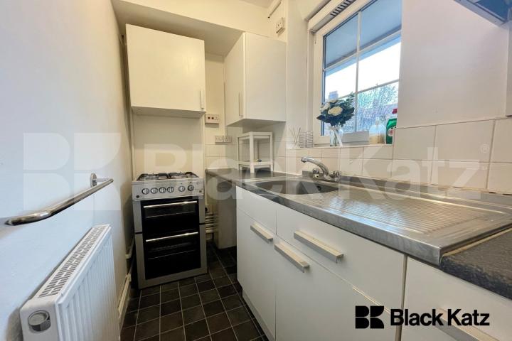 Superbly Located Two Double Bedroomed Apartment By Tabard Gardens Tabard street, London Bridge